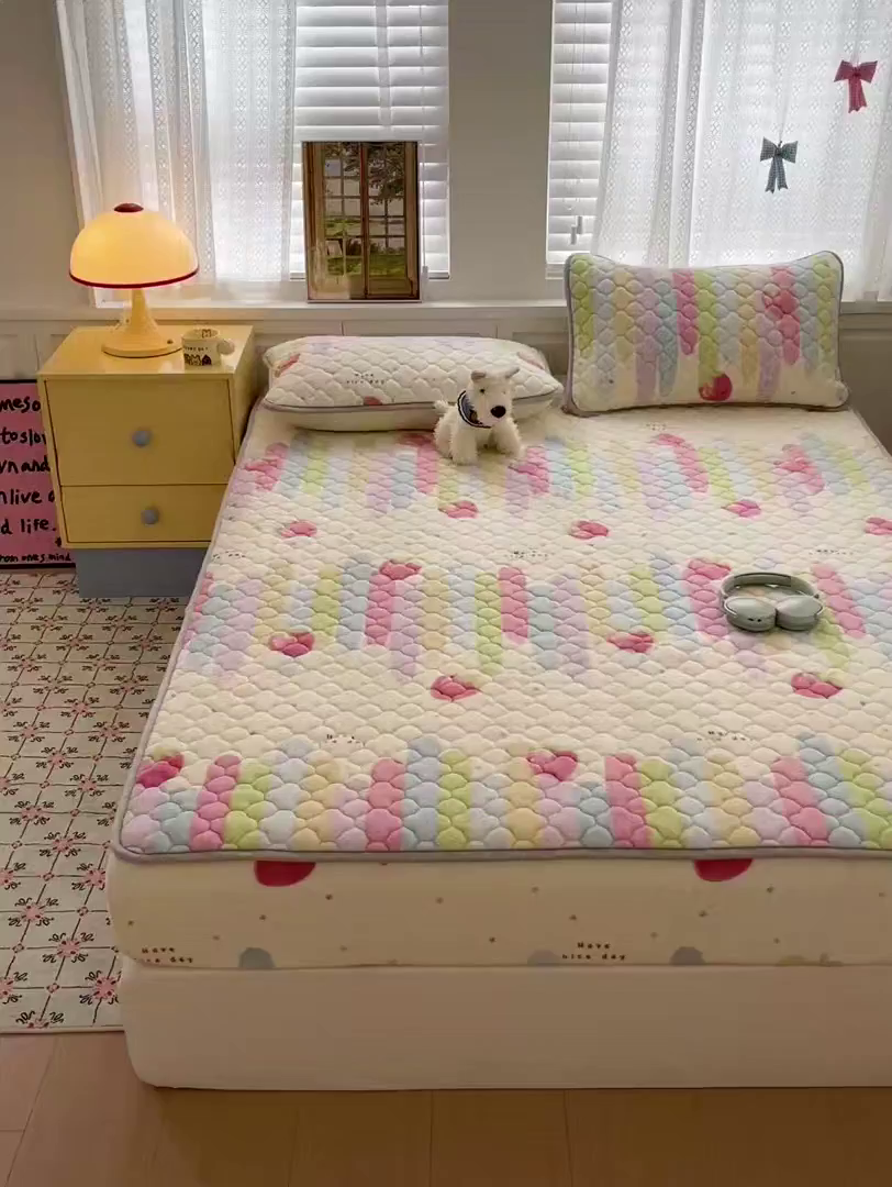 91家纺网 家纺一手货源 找家纺 富馨莱 2025新款牛奶绒夹棉床笠支持一件定做 彩虹草莓-夹棉