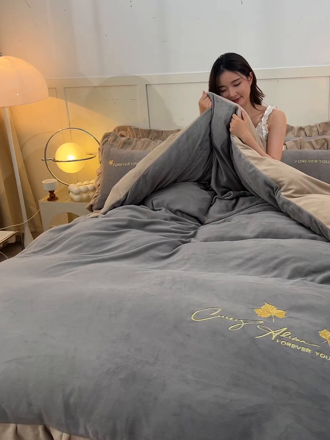 91家纺网 家纺一手货源 找家纺 氧家 2025新款高克重牛奶绒拼角刺绣床单床笠床盖款四件套-钟爱 钟爱-灰