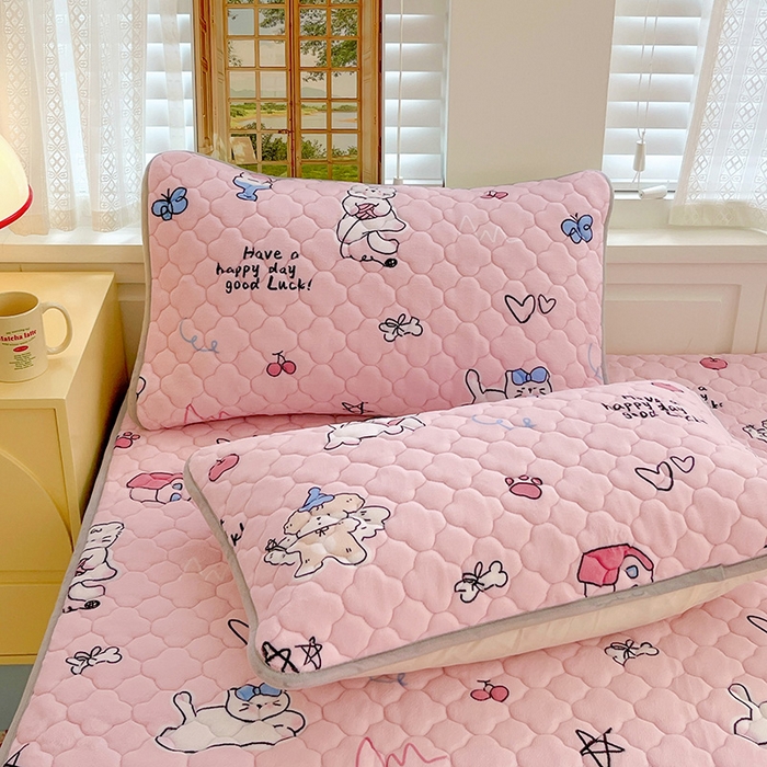 91家纺网 家纺一手货源 找家纺 富馨莱 2025新款牛奶绒夹棉床笠支持一件定做 萌宠乐园-夹棉