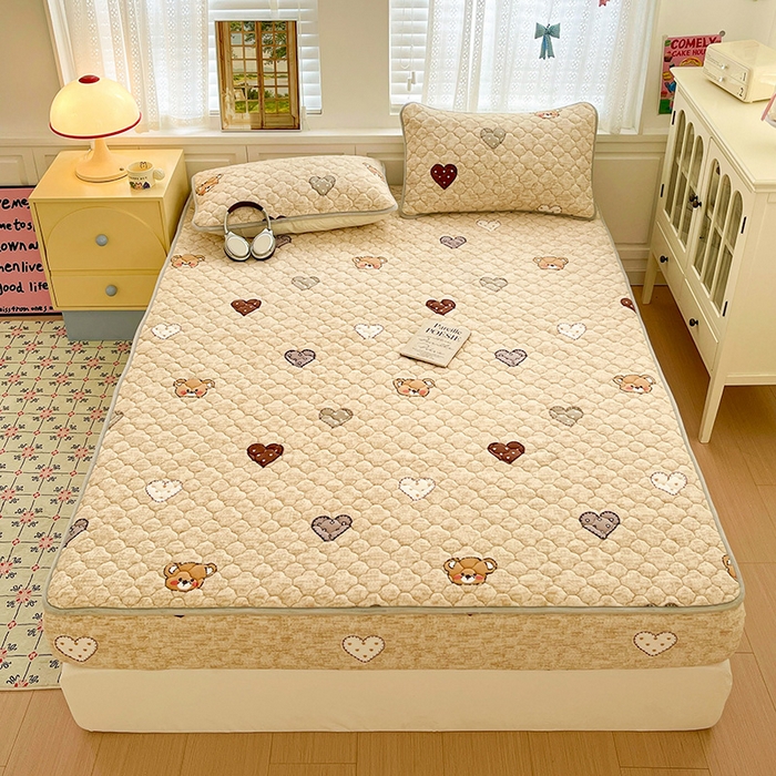 91家纺网 家纺一手货源 找家纺 富馨莱 2025新款牛奶绒夹棉床笠支持一件定做 萌萌熊心-夹棉