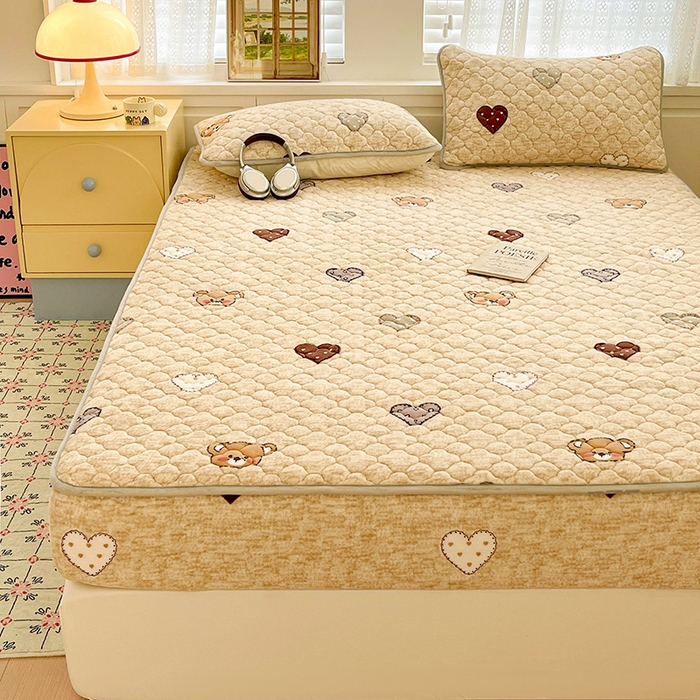 91家纺网 家纺一手货源 找家纺 富馨莱 2025新款牛奶绒夹棉床笠支持一件定做 萌萌熊心-夹棉