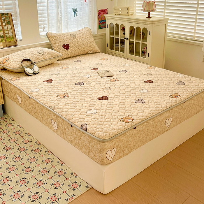 91家纺网 家纺一手货源 找家纺 富馨莱 2025新款牛奶绒夹棉床笠支持一件定做 萌萌熊心-夹棉