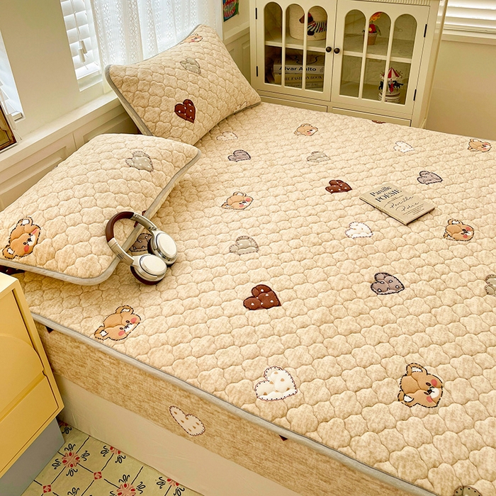 91家纺网 家纺一手货源 找家纺 富馨莱 2025新款牛奶绒夹棉床笠支持一件定做 萌萌熊心-夹棉