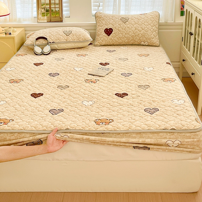 91家纺网 家纺一手货源 找家纺 富馨莱 2025新款牛奶绒夹棉床笠支持一件定做 萌萌熊心-夹棉