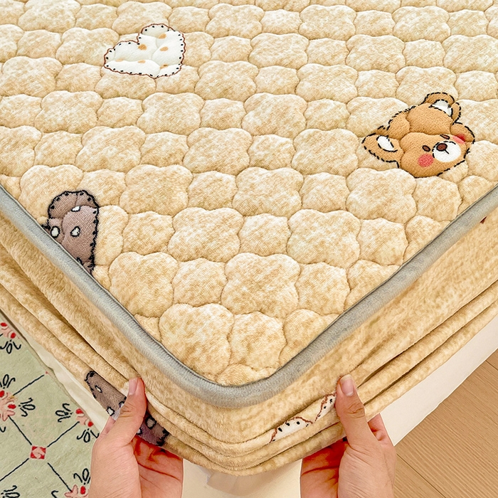 91家纺网 家纺一手货源 找家纺 富馨莱 2025新款牛奶绒夹棉床笠支持一件定做 萌萌熊心-夹棉