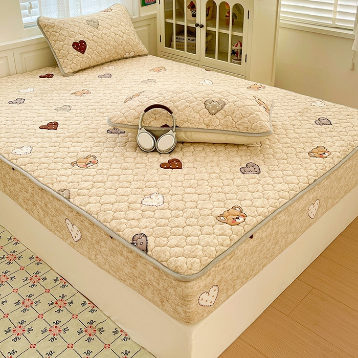 91家纺网 家纺一手货源 找家纺 富馨莱 2025新款牛奶绒夹棉床笠支持一件定做 萌萌熊心-夹棉