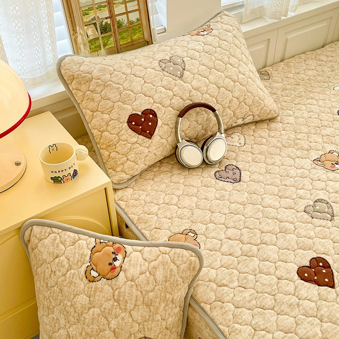 91家纺网 家纺一手货源 找家纺 富馨莱 2025新款牛奶绒夹棉床笠支持一件定做 萌萌熊心-夹棉