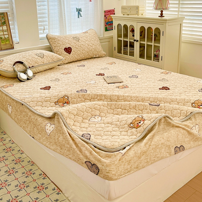 91家纺网 家纺一手货源 找家纺 富馨莱 2025新款牛奶绒夹棉床笠支持一件定做 萌萌熊心-夹棉