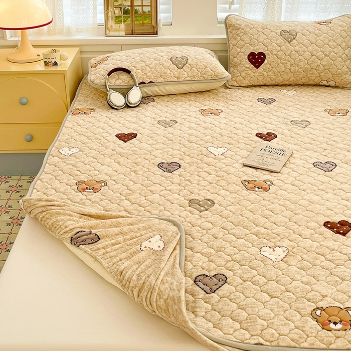 91家纺网 家纺一手货源 找家纺 富馨莱 2025新款牛奶绒夹棉床笠支持一件定做 萌萌熊心-夹棉