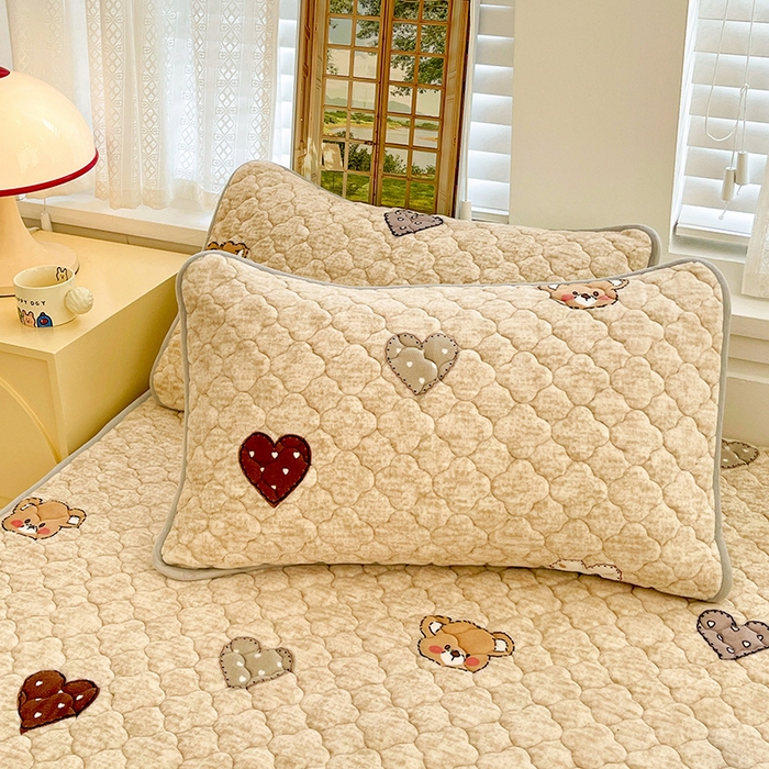 91家纺网 家纺一手货源 找家纺 富馨莱 2025新款牛奶绒夹棉床笠支持一件定做 萌萌熊心-夹棉