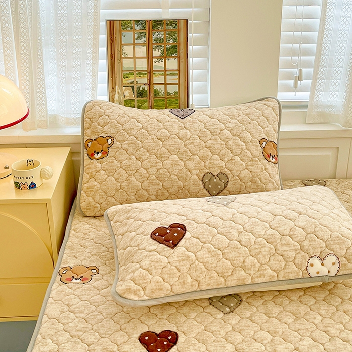 91家纺网 家纺一手货源 找家纺 富馨莱 2025新款牛奶绒夹棉床笠支持一件定做 萌萌熊心-夹棉