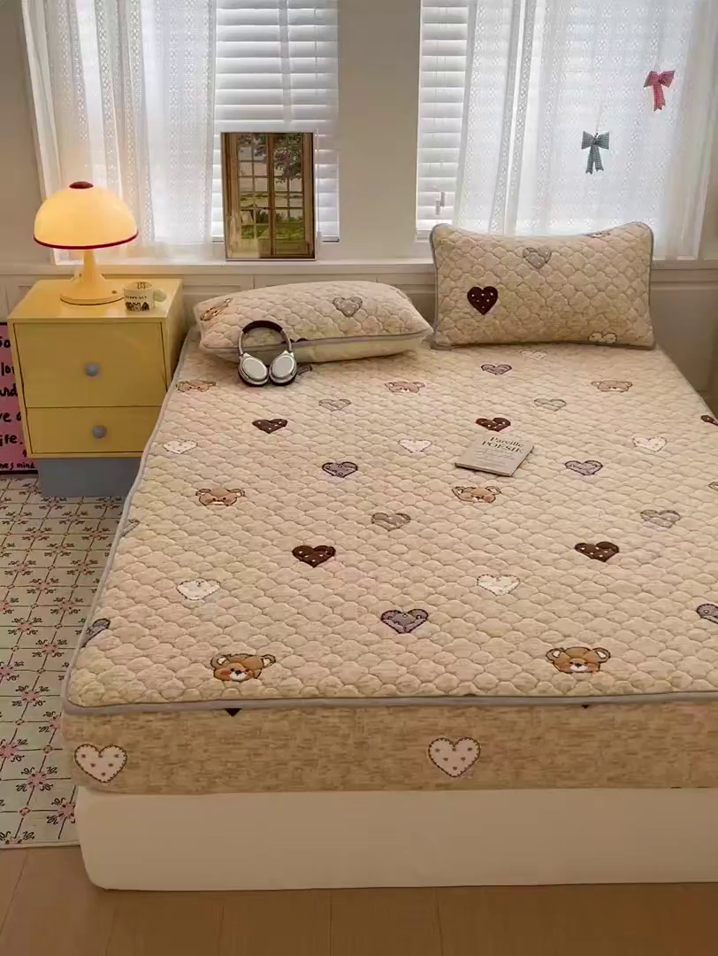 91家纺网 家纺一手货源 找家纺 富馨莱 2025新款牛奶绒夹棉床笠支持一件定做 萌萌熊心-夹棉