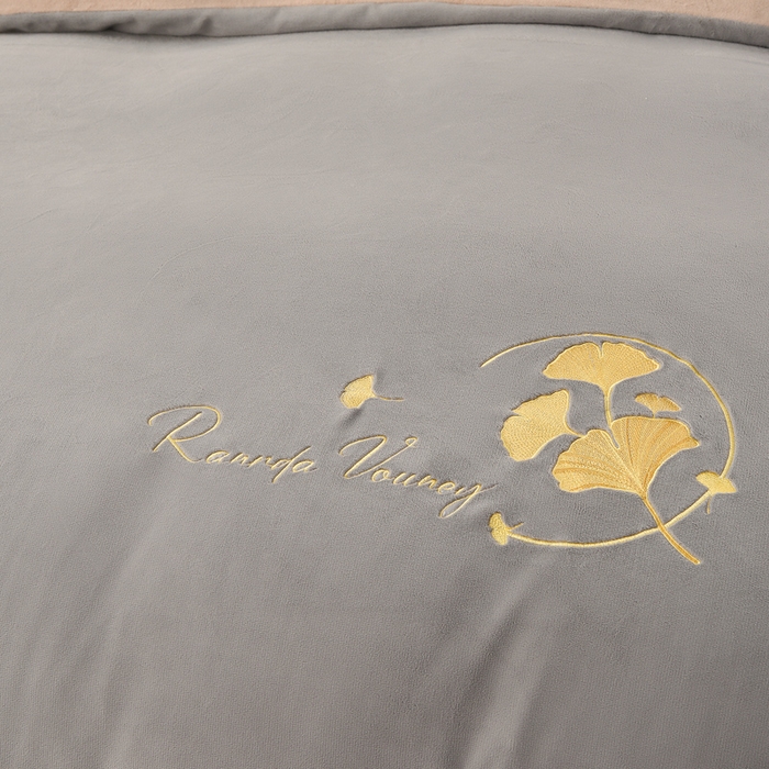 91家纺网 家纺一手货源 找家纺 氧家 2025新款高克重牛奶绒拼角刺绣床单床笠床盖款四件套-星语 星语-灰