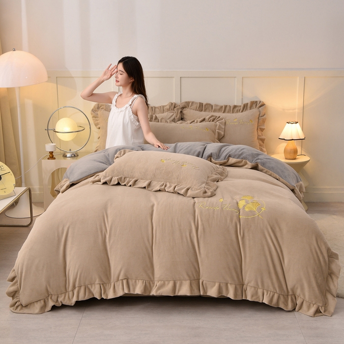 91家纺网 家纺一手货源 找家纺 氧家 2025新款高克重牛奶绒拼角刺绣床单床笠床盖款四件套-星语 星语-棕