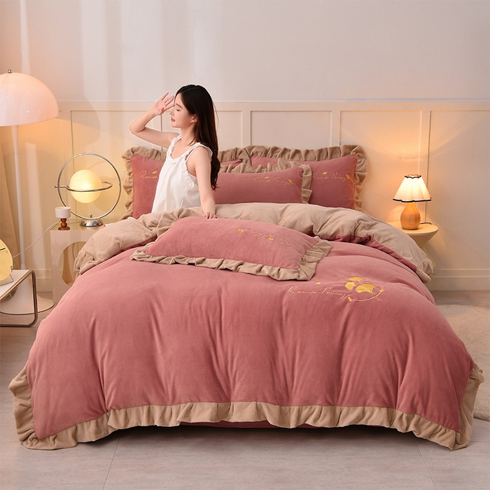 91家纺网 家纺一手货源 找家纺 氧家 2025新款高克重牛奶绒拼角刺绣床单床笠床盖款四件套-星语 星语-豆沙