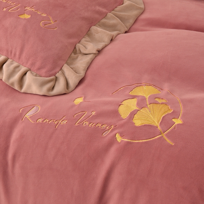 91家纺网 家纺一手货源 找家纺 氧家 2025新款高克重牛奶绒拼角刺绣床单床笠床盖款四件套-星语 星语-豆沙