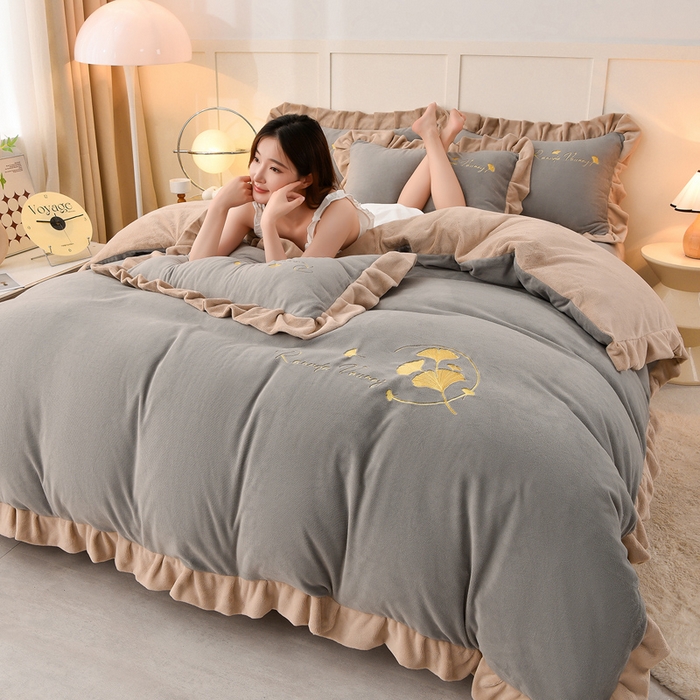 91家纺网 家纺一手货源 找家纺 氧家 2025新款高克重牛奶绒拼角刺绣床单床笠床盖款四件套-星语 星语-灰