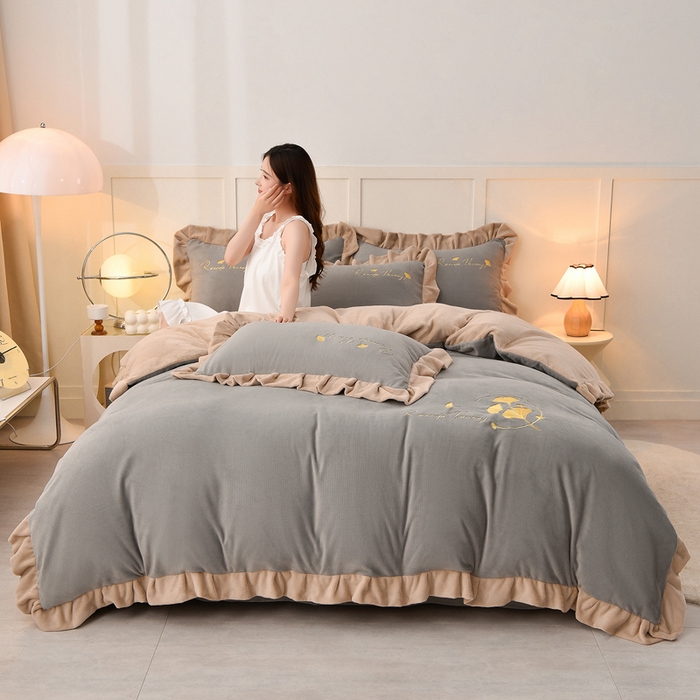 91家纺网 家纺一手货源 找家纺 氧家 2025新款高克重牛奶绒拼角刺绣床单床笠床盖款四件套-星语 星语-灰