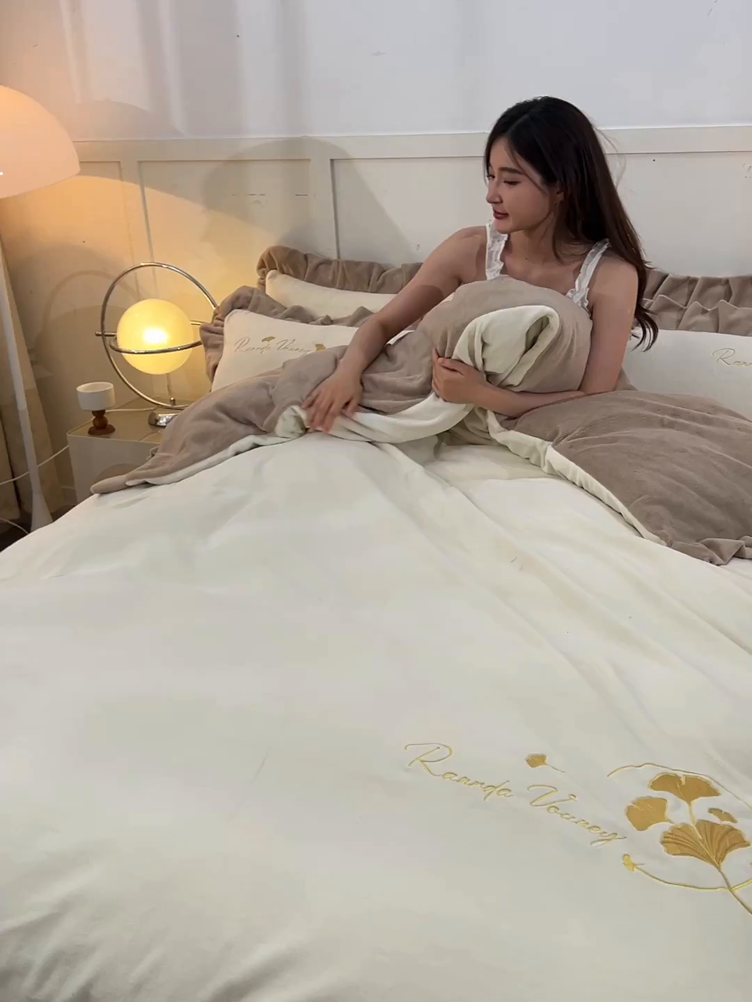 91家纺网 家纺一手货源 找家纺 （总）氧家 2025新款高克重牛奶绒拼角刺绣床单床笠床盖款四件套-星语