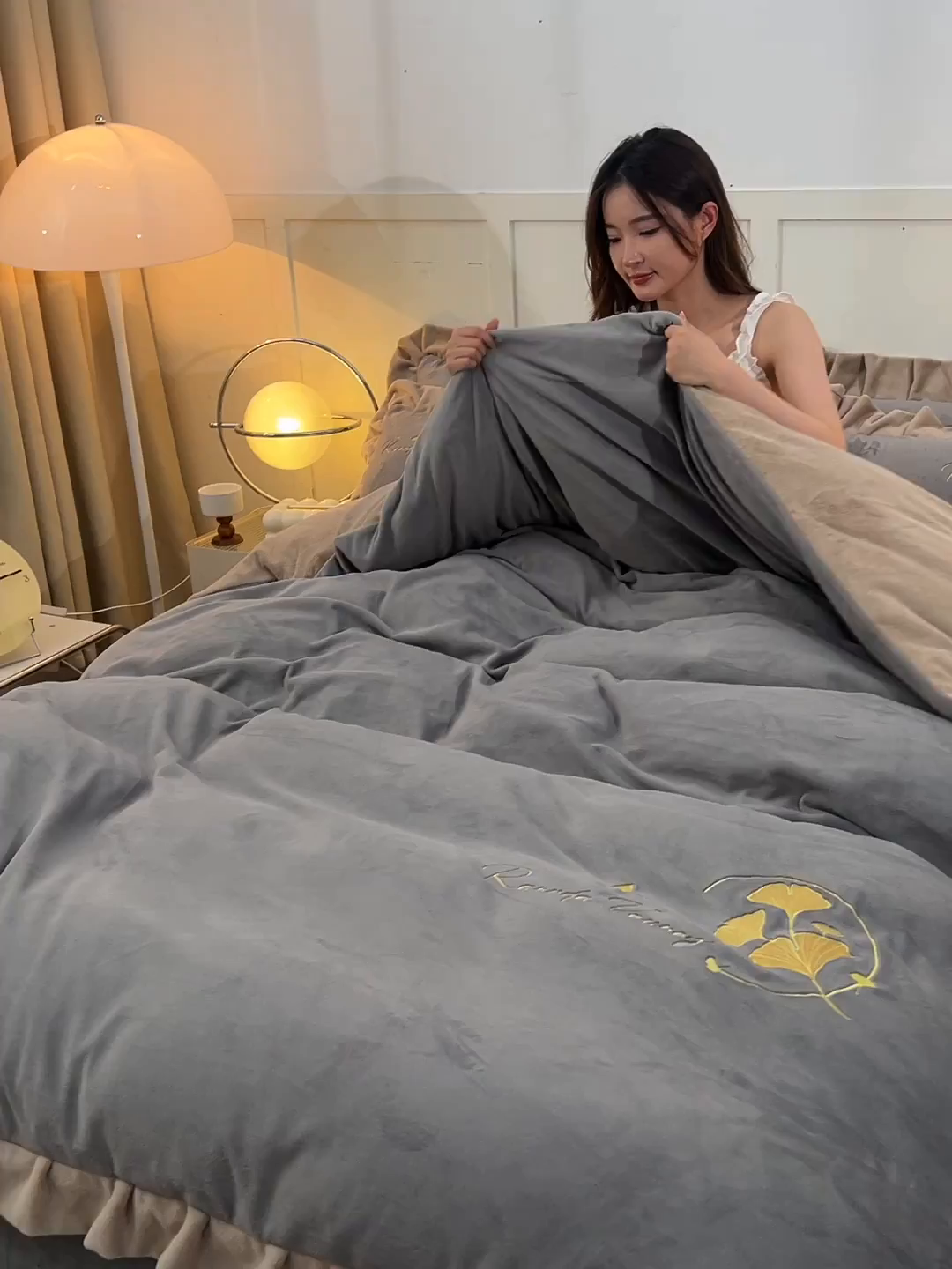 91家纺网 家纺一手货源 找家纺 氧家 2025新款高克重牛奶绒拼角刺绣床单床笠床盖款四件套-星语 星语-灰