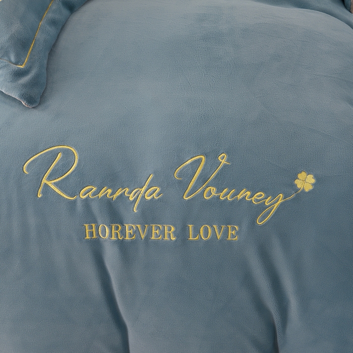 91家纺网 家纺一手货源 找家纺 （总）氧家 2025新款高克重牛奶绒拼角刺绣床单床笠床盖款四件套-经典