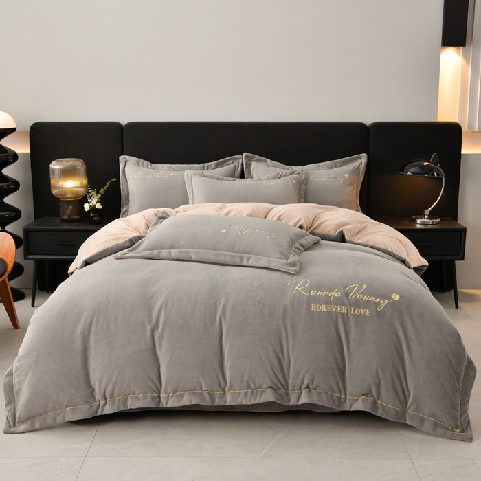 91家纺网 家纺一手货源 找家纺 氧家 2025新款高克重牛奶绒拼角刺绣床单床笠床盖款四件套-经典 经典-灰