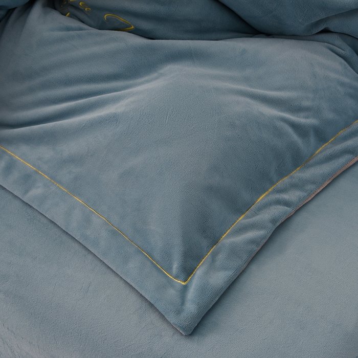 91家纺网 家纺一手货源 找家纺 （总）氧家 2025新款高克重牛奶绒拼角刺绣床单床笠床盖款四件套-经典