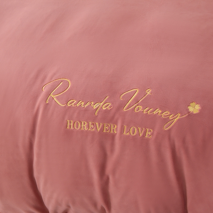 91家纺网 家纺一手货源 找家纺 氧家 2025新款高克重牛奶绒拼角刺绣床单床笠床盖款四件套-经典 经典-豆沙