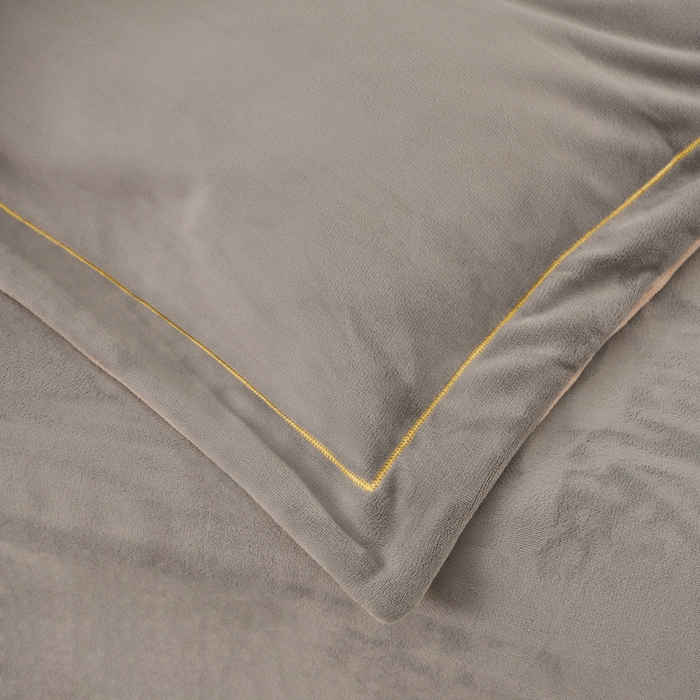 91家纺网 家纺一手货源 找家纺 氧家 2025新款高克重牛奶绒拼角刺绣床单床笠床盖款四件套-经典 经典-灰