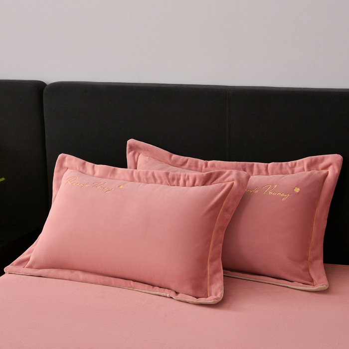 91家纺网 家纺一手货源 找家纺 氧家 2025新款高克重牛奶绒拼角刺绣床单床笠床盖款四件套-经典 经典-豆沙