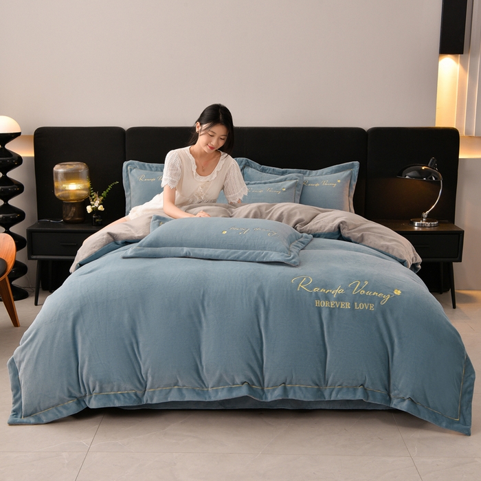 91家纺网 家纺一手货源 找家纺 （总）氧家 2025新款高克重牛奶绒拼角刺绣床单床笠床盖款四件套-经典