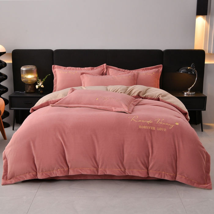 91家纺网 家纺一手货源 找家纺 氧家 2025新款高克重牛奶绒拼角刺绣床单床笠床盖款四件套-经典 经典-豆沙