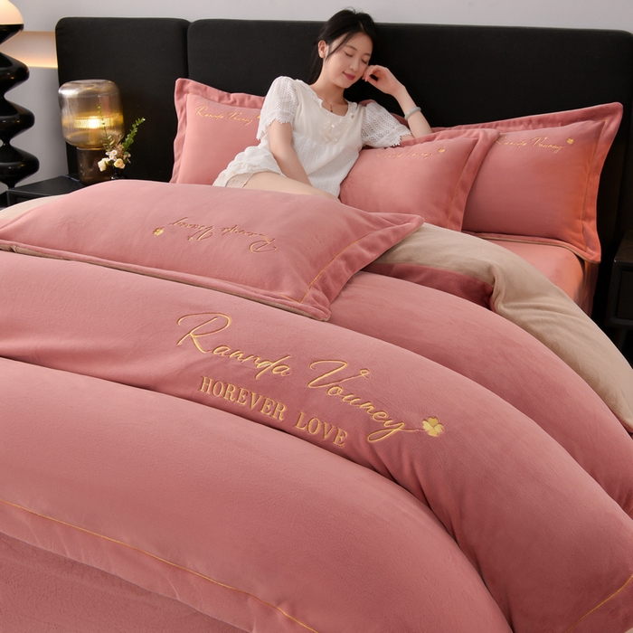 91家纺网 家纺一手货源 找家纺 氧家 2025新款高克重牛奶绒拼角刺绣床单床笠床盖款四件套-经典 经典-豆沙