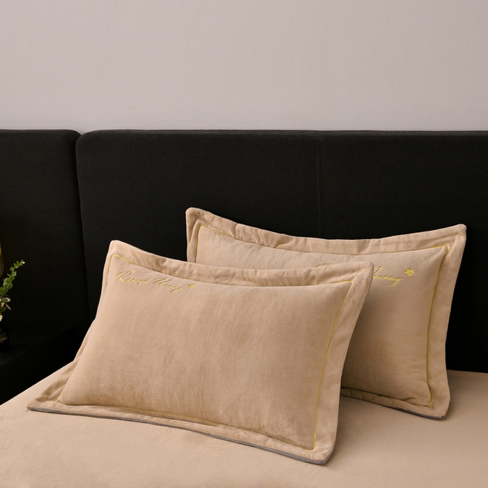 91家纺网 家纺一手货源 找家纺 氧家 2025新款高克重牛奶绒拼角刺绣床单床笠床盖款四件套-经典 经典-棕