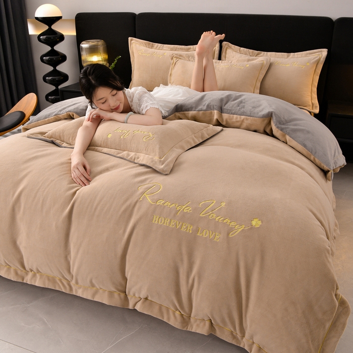 91家纺网 家纺一手货源 找家纺 氧家 2025新款高克重牛奶绒拼角刺绣床单床笠床盖款四件套-经典 经典-棕