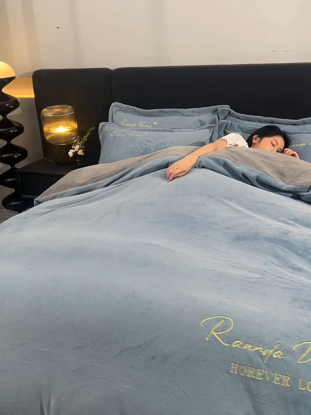 91家纺网 家纺一手货源 找家纺 （总）氧家 2025新款高克重牛奶绒拼角刺绣床单床笠床盖款四件套-经典