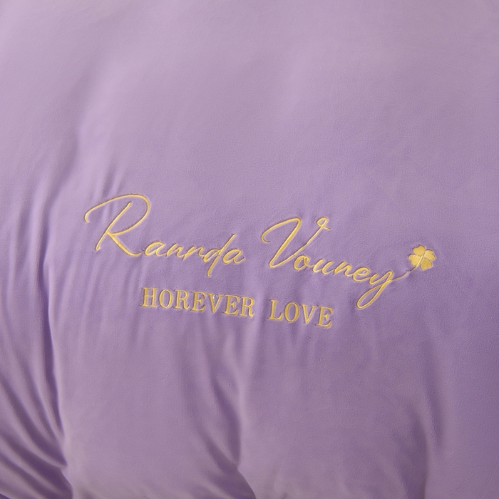 91家纺网 家纺一手货源 找家纺 氧家 2025新款高克重牛奶绒拼角刺绣床单床笠床盖款四件套-经典 经典-紫