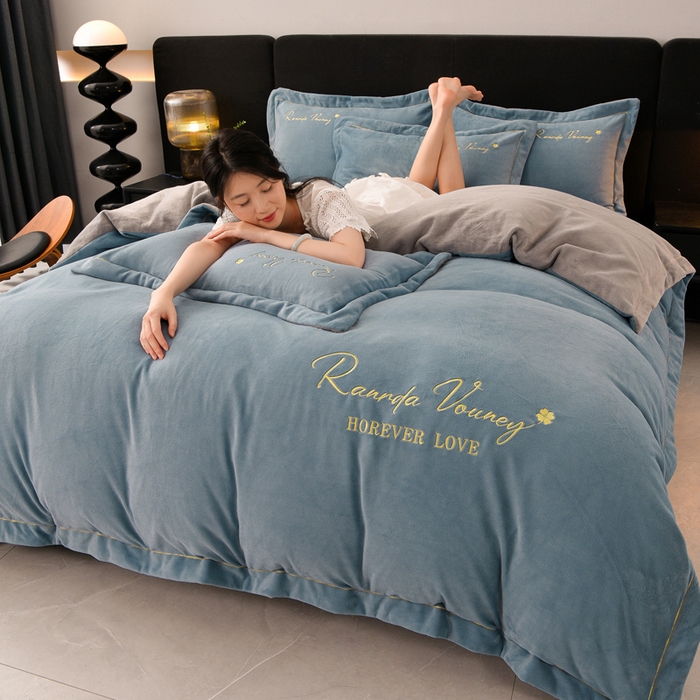 91家纺网 家纺一手货源 找家纺 氧家 2025新款高克重牛奶绒拼角刺绣床单床笠床盖款四件套-经典 经典-蓝