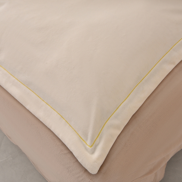 91家纺网 家纺一手货源 找家纺 氧家 2025新款高克重牛奶绒拼角刺绣床单床笠床盖款四件套-经典 经典-奶白