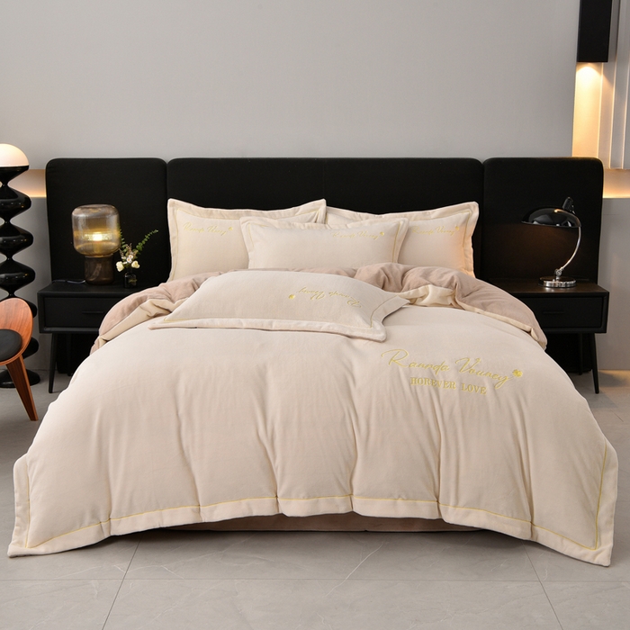 91家纺网 家纺一手货源 找家纺 氧家 2025新款高克重牛奶绒拼角刺绣床单床笠床盖款四件套-经典 经典-奶白