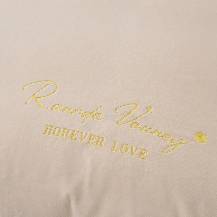 91家纺网 家纺一手货源 找家纺 氧家 2025新款高克重牛奶绒拼角刺绣床单床笠床盖款四件套-经典 经典-奶白