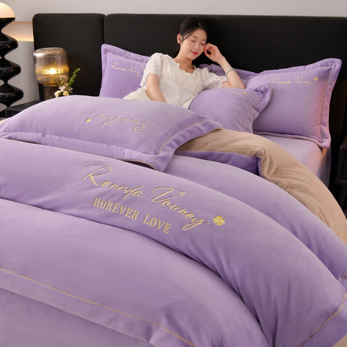 91家纺网 家纺一手货源 找家纺 氧家 2025新款高克重牛奶绒拼角刺绣床单床笠床盖款四件套-经典 经典-紫