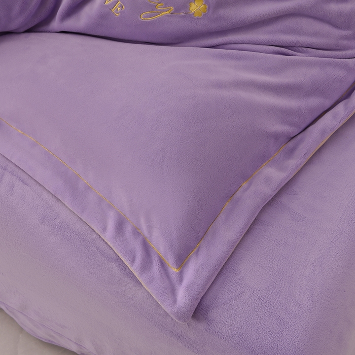 91家纺网 家纺一手货源 找家纺 氧家 2025新款高克重牛奶绒拼角刺绣床单床笠床盖款四件套-经典 经典-紫
