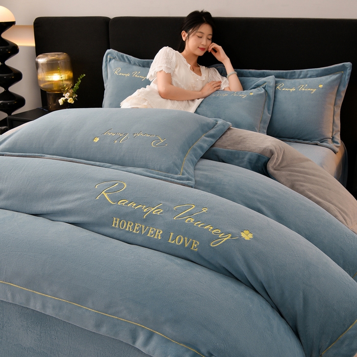 91家纺网 家纺一手货源 找家纺 氧家 2025新款高克重牛奶绒拼角刺绣床单床笠床盖款四件套-经典 经典-蓝