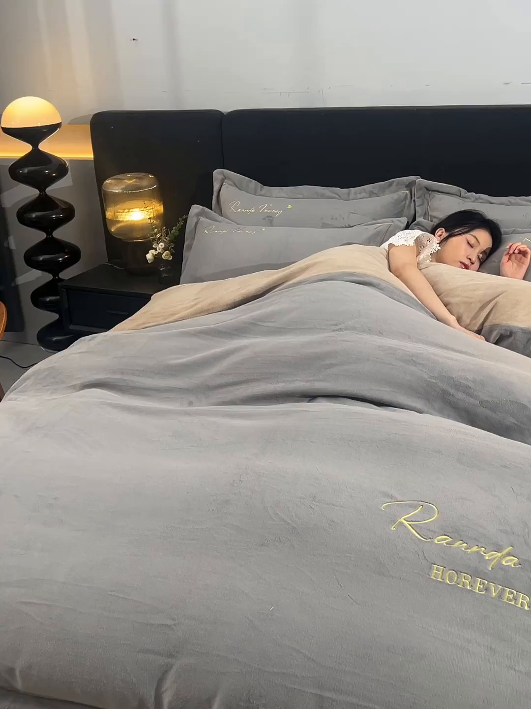 91家纺网 家纺一手货源 找家纺 氧家 2025新款高克重牛奶绒拼角刺绣床单床笠床盖款四件套-经典 经典-灰