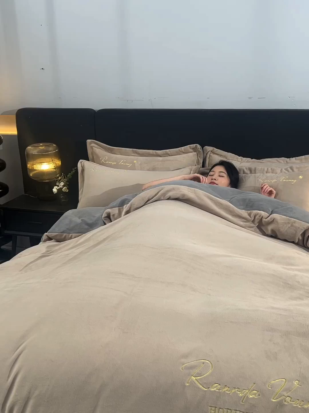 91家纺网 家纺一手货源 找家纺 氧家 2025新款高克重牛奶绒拼角刺绣床单床笠床盖款四件套-经典 经典-棕