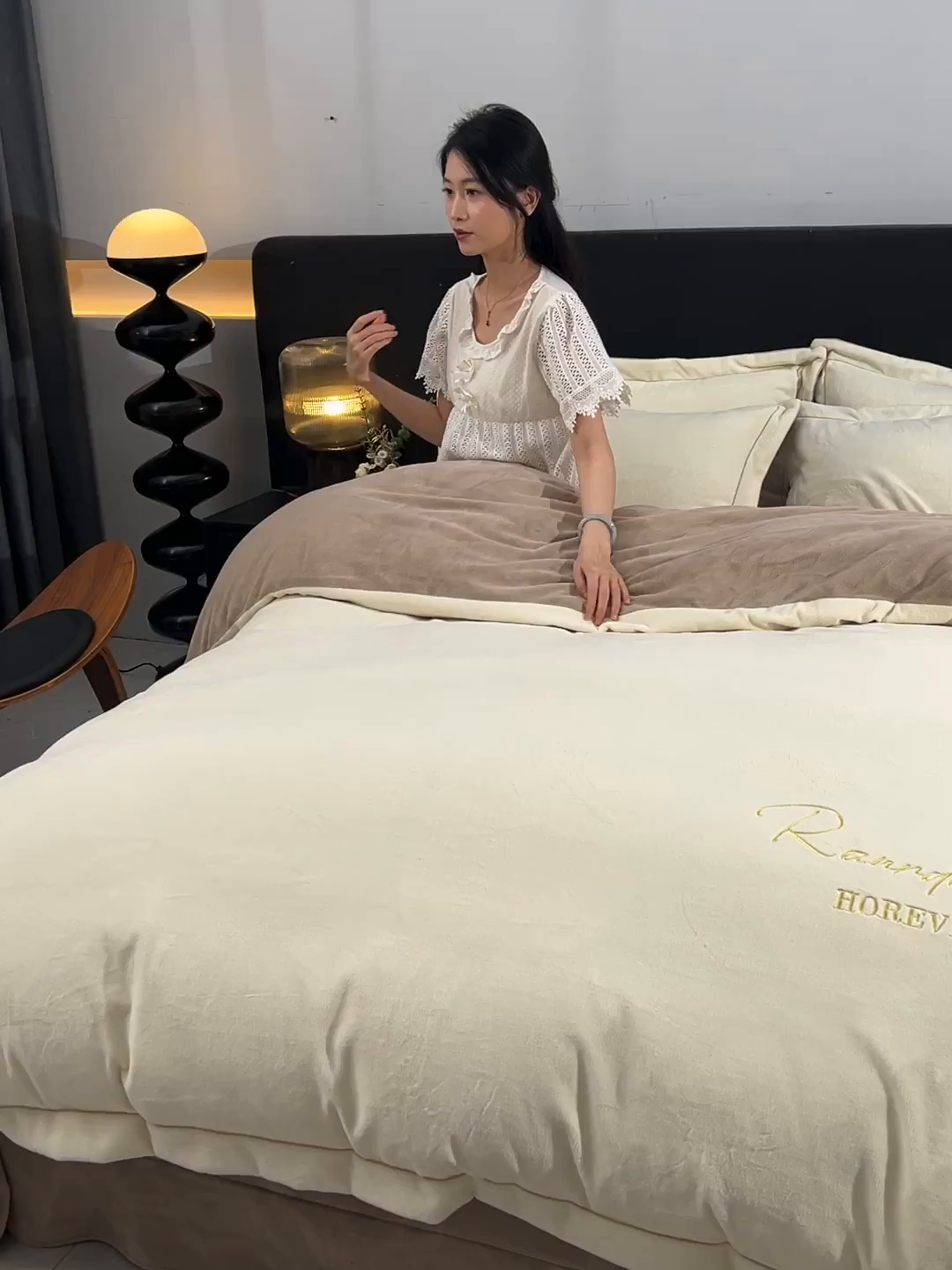 91家纺网 家纺一手货源 找家纺 氧家 2025新款高克重牛奶绒拼角刺绣床单床笠床盖款四件套-经典 经典-奶白