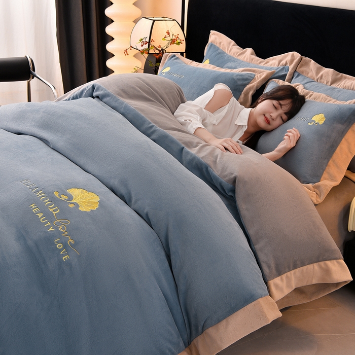 91家纺网 家纺一手货源 找家纺 （总）氧家 2025新款高克重牛奶绒拼角刺绣床单床笠床盖款四件套-初秋