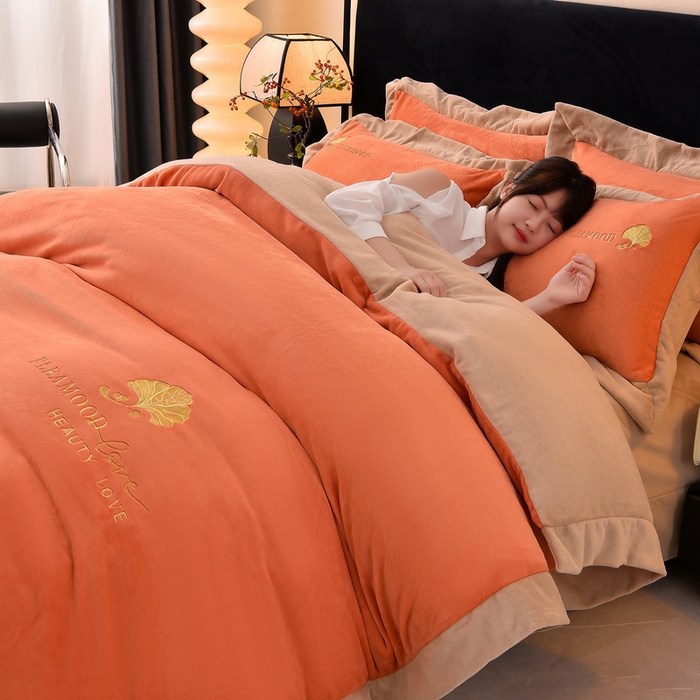 91家纺网 家纺一手货源 找家纺 （总）氧家 2025新款高克重牛奶绒拼角刺绣床单床笠床盖款四件套-初秋