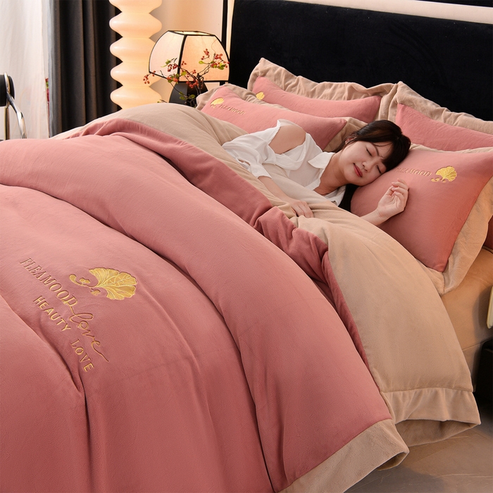 91家纺网 家纺一手货源 找家纺 （总）氧家 2025新款高克重牛奶绒拼角刺绣床单床笠床盖款四件套-初秋